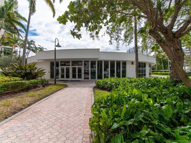 Building Photo - 2500 Parkview Dr