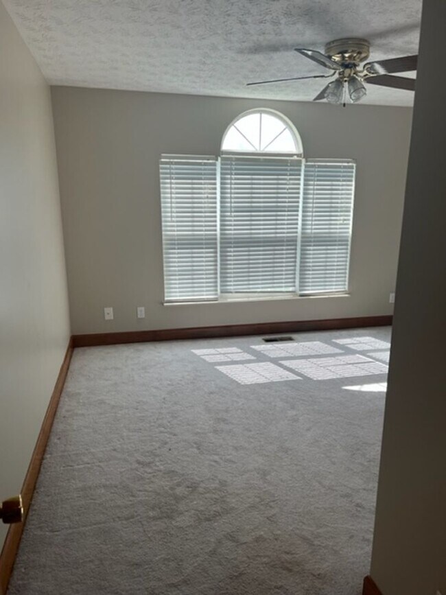 Building Photo - Maryville 37801 - 4 bedroom, 2.5 bath home with 2300+ SF on 1.26 acres. - Call Troy Adams (865) 2...