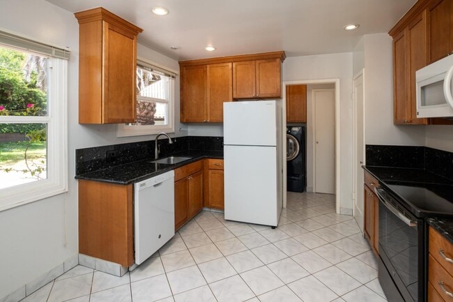 Building Photo - 1437 Cabrillo Ave