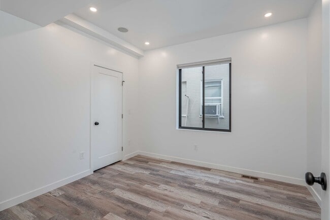 Building Photo - 5 bed 2 bath renovated home