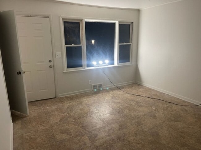 Building Photo - 3 bed, 1 bath in Tulsa!