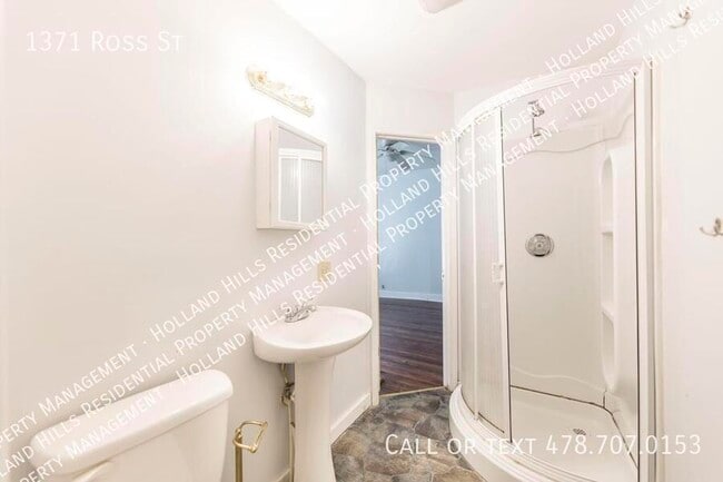 Building Photo - 1371 Ross St