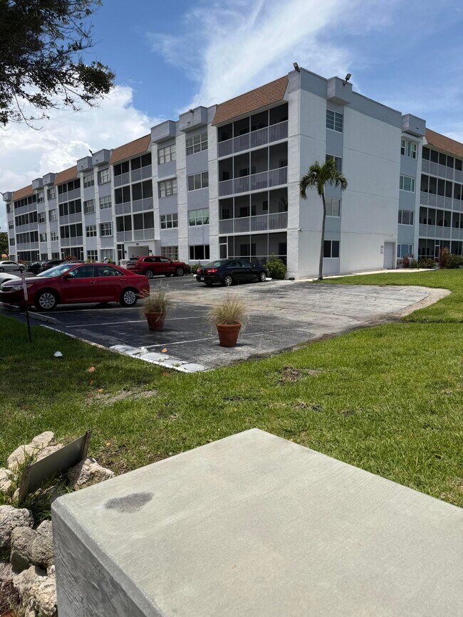 Building Photo - 1516 S Lakeside Dr