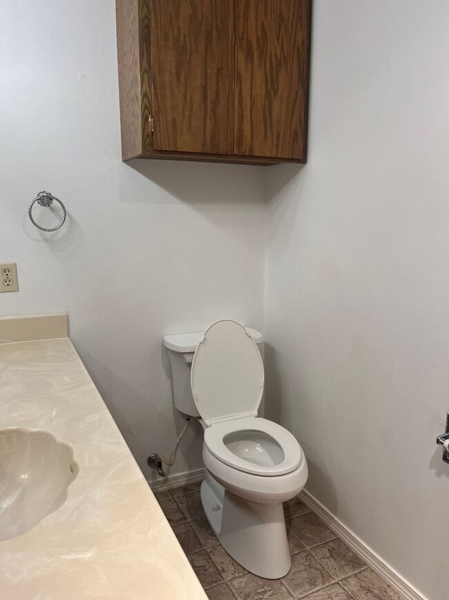 Building Photo - 3 bed / 2 bath house