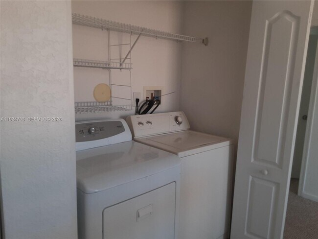 Building Photo - 3760 NE 9th Ct