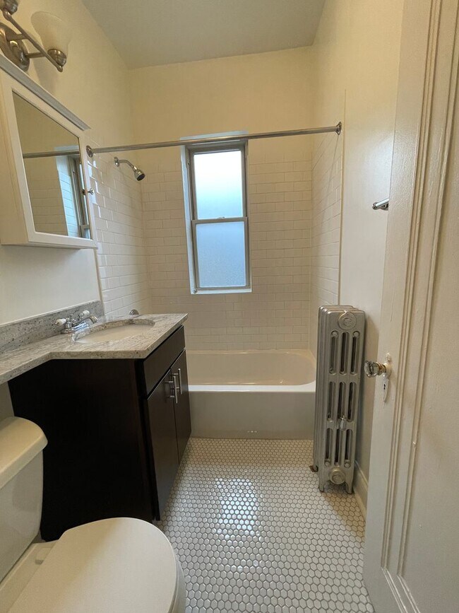 Building Photo - Lovely Renovated 1 BR In North Center