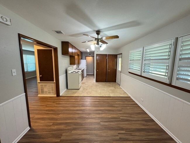 Building Photo - Welcome to this charming 3-bedroom, 1.5-bathroom home with easy access to FT. SAM, BAMC, RANDOLPH...