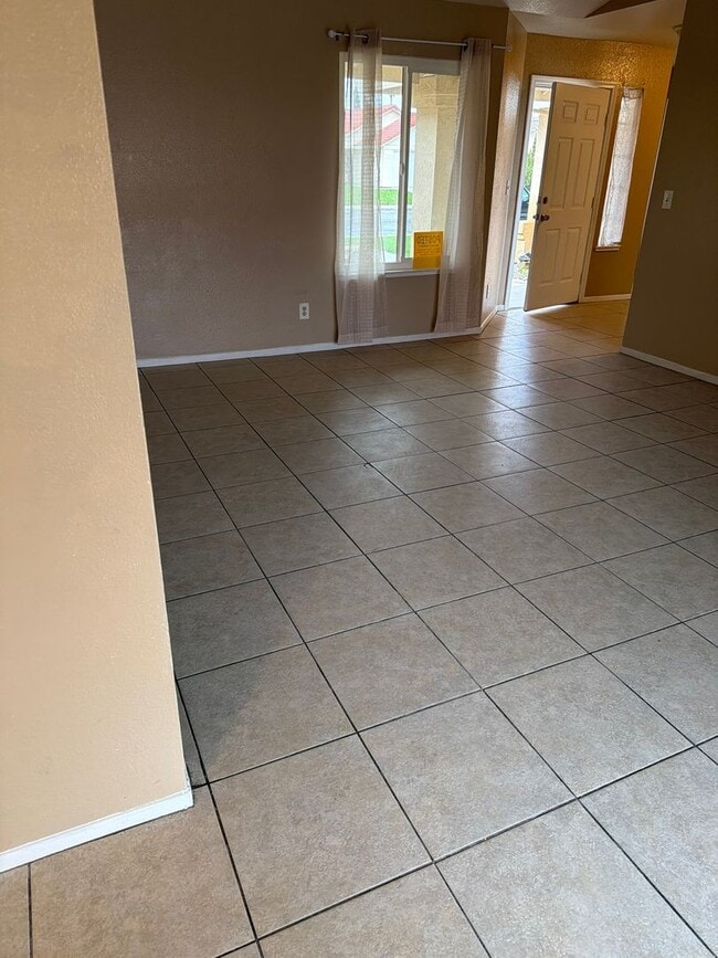 Building Photo - 2127 Park View Dr