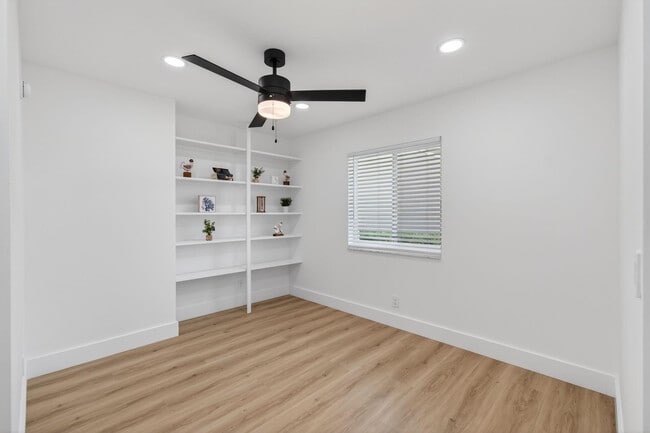 Building Photo - 6425 96th Pl S