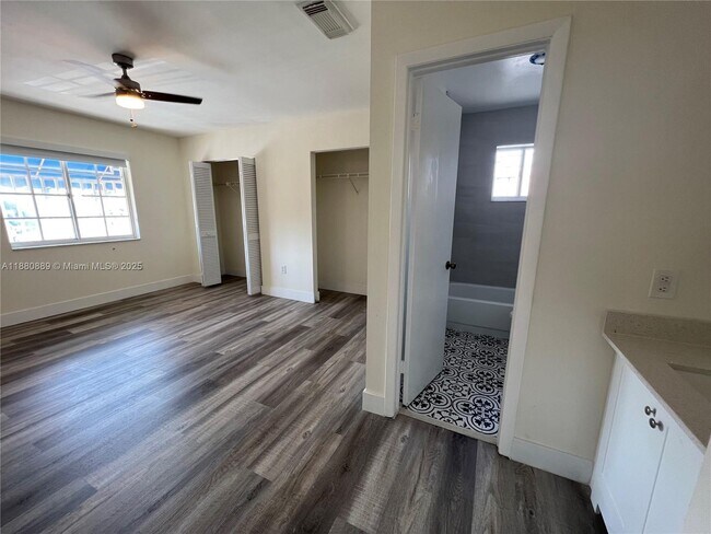 Building Photo - 2208 W 74th St