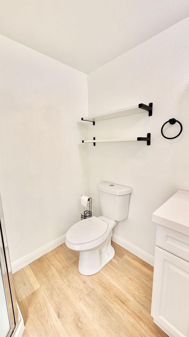 Building Photo - Beautiful Remodeled Upstairs Unit in Heart of Fallbrook with Laundry in Unit and Private Off-Stre...