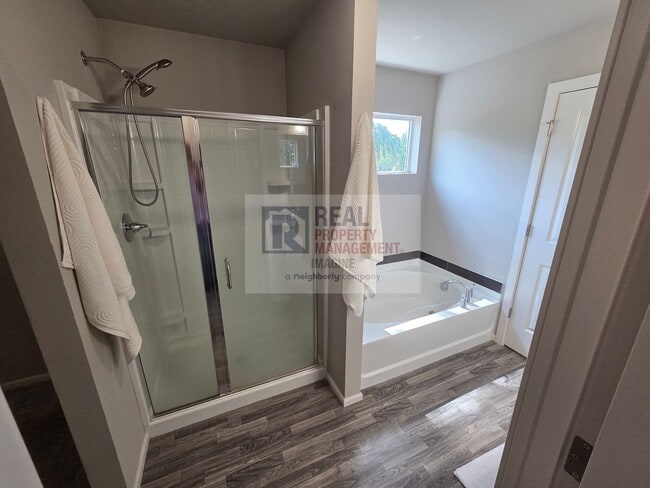 Building Photo - Check out this beautiful 3 bedroom, 2.0 ba...
