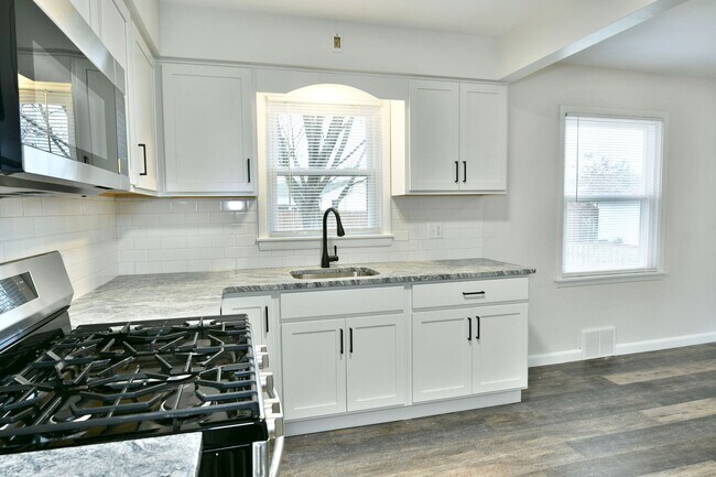 Building Photo - House for RENT in Girard!