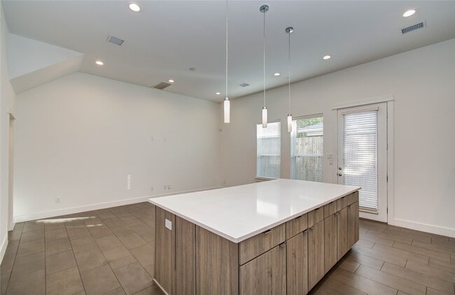 Building Photo - 556 Janisch Rd