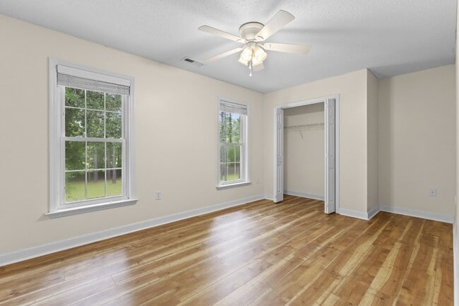 Building Photo - 4 Bedroom 2.5 Bathroom located in Creeks Edge