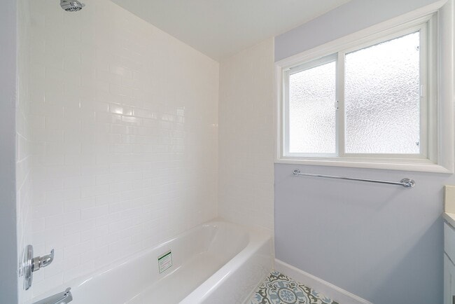 Building Photo - Valmonte 5 bedroom Beauty