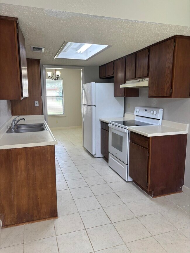 Building Photo - 213 S Dakota St