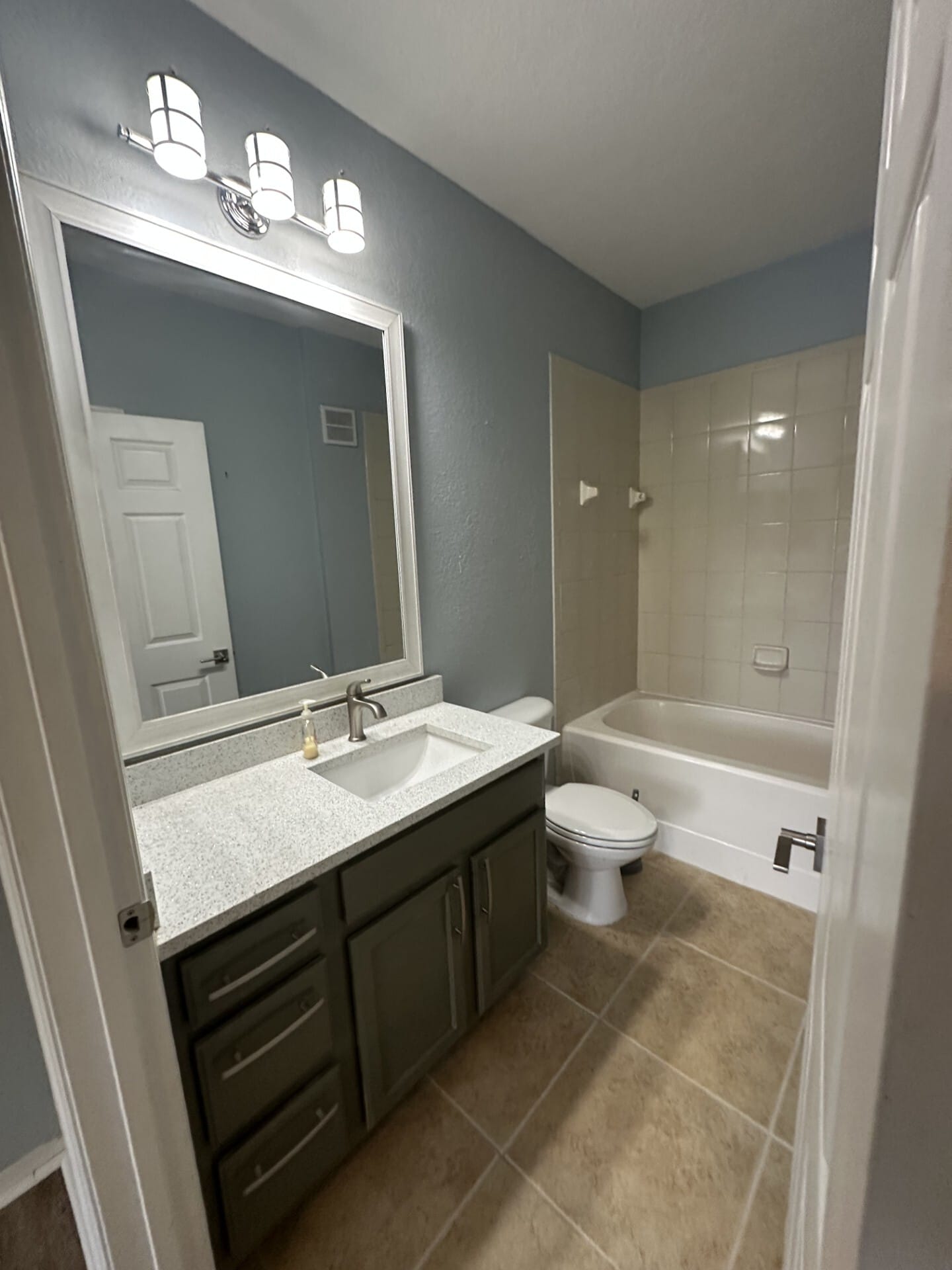 Building Photo - 10123 Courtney Palms Blvd