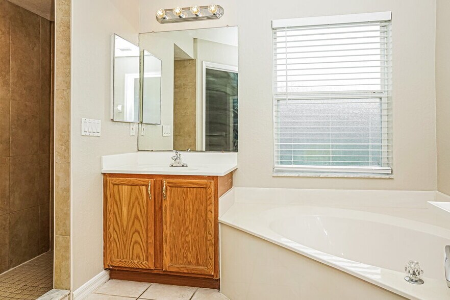 Building Photo - 5063 Linda Dr