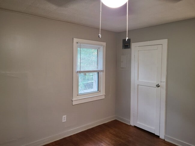 Building Photo - Move in Ready 3 bedroom/one bathroom $1000...