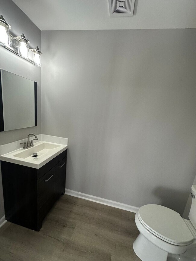 Building Photo - Beautifully renovated 3 Bed, 1.5 bath available. Section 8 welcomed!