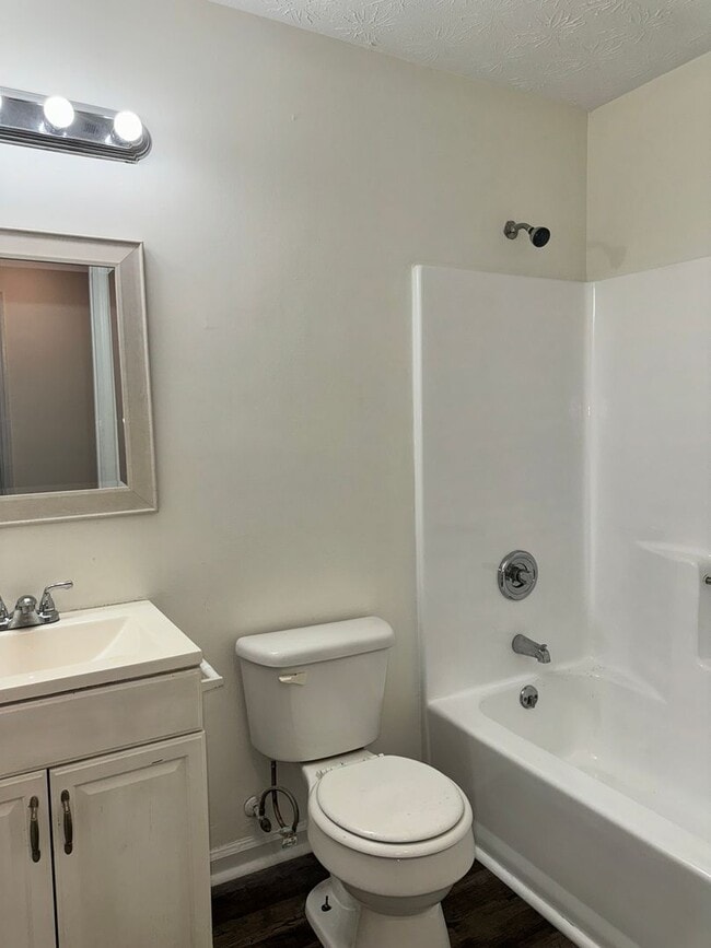 Building Photo - Updated 3 Bed/2 Bath Ranch Home on Quiet, ...