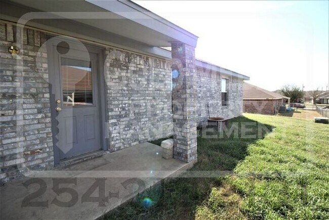 Building Photo - 2600 Lucille Dr