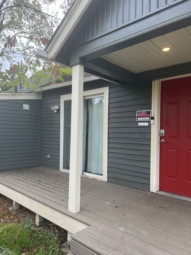 Building Photo - "PENDING APPLICATION" Charming 1 Bed/ 1 Bath Home with Large Yard