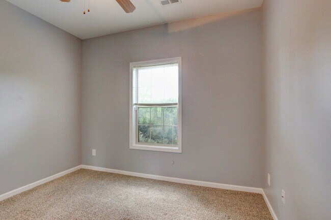 Building Photo - Sweet Splitlevel with Awesome Basement Area