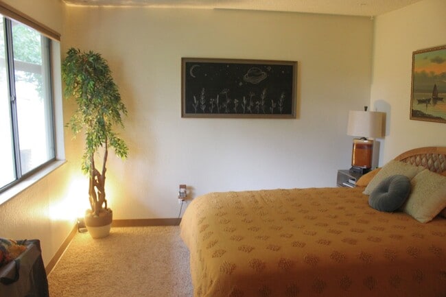 Building Photo - Contemporary Living Close to CSU & Amenities