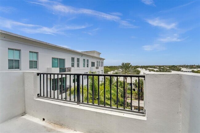 Building Photo - 2401 NE 65th St