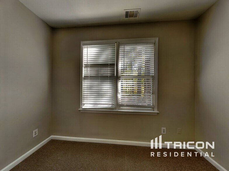 Building Photo - 257 Winding Waters Ct