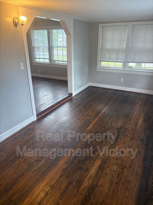 Building Photo - 205 Pinewood Ave