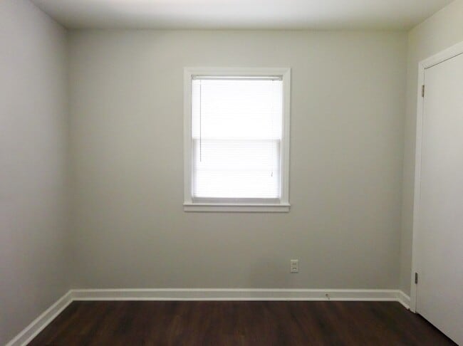 Building Photo - Lake Front Adorable Home!