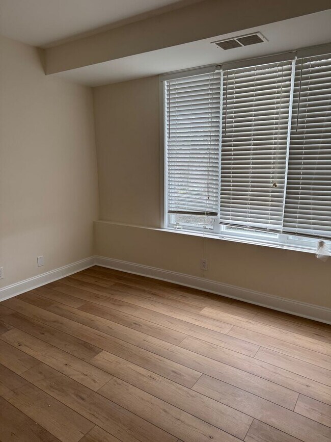 Building Photo - Nob Hill 2 Bedroom 2 Bath renovated Condo in Manayunk for rent $2,495/month