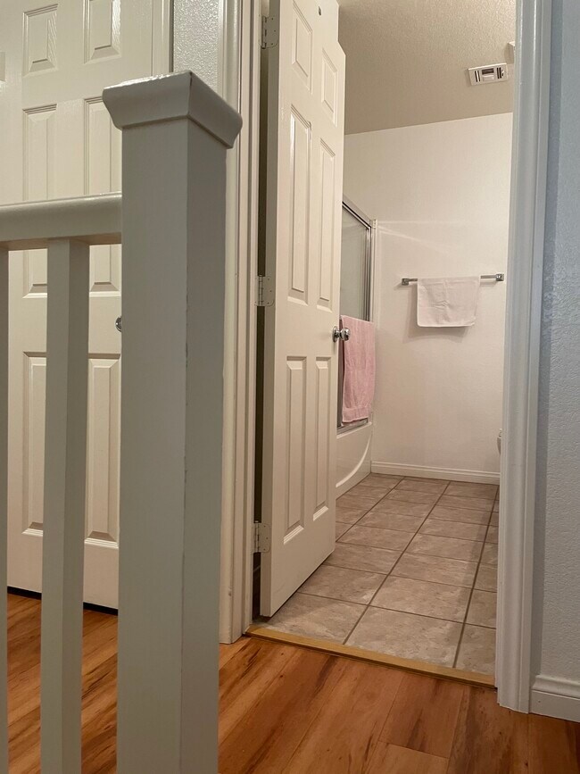 Second Floor Bathroom - 3912 Sweet Pine St