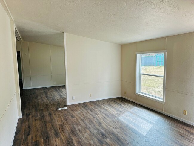 Building Photo - Newly Remodeled Acreage Property