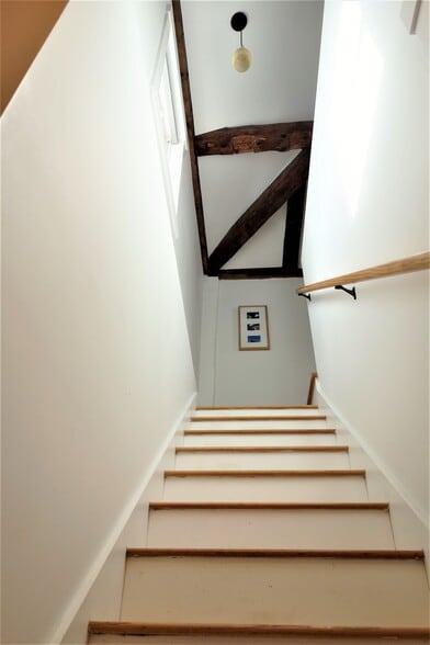 Building Photo - 142 Cabot St