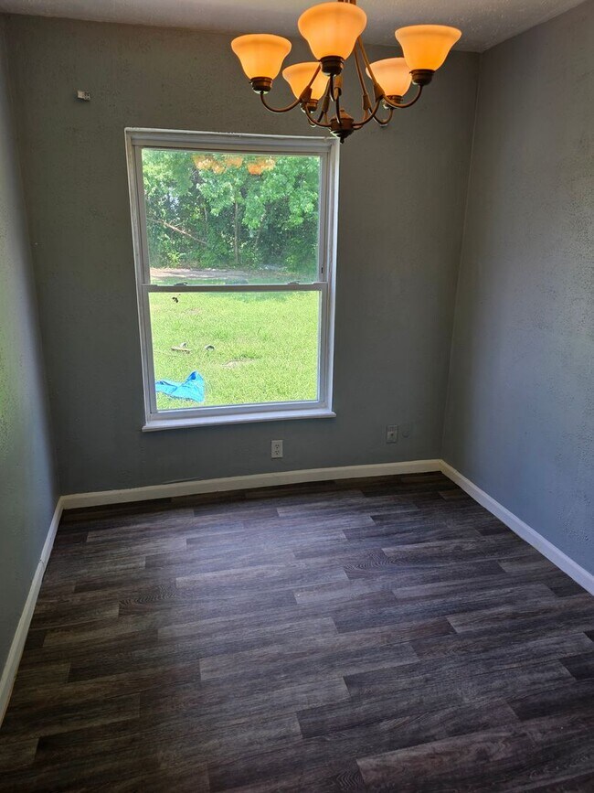 Building Photo - Spacious 3BD