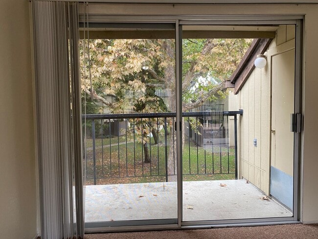 Building Photo - One Bedroom Condo In Sunpointe Condominiums.