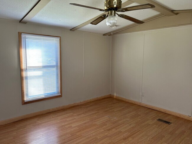 Building Photo - 2 Bedroom / 2 Bath Mobile Home  Kingsport TN