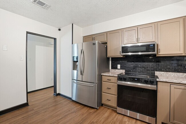 Building Photo - 703 Pineview Ct