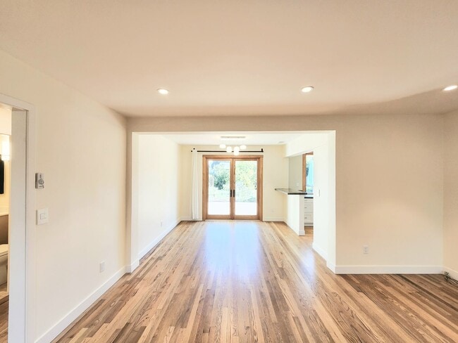 Building Photo - Two bedroom house in Redwood City