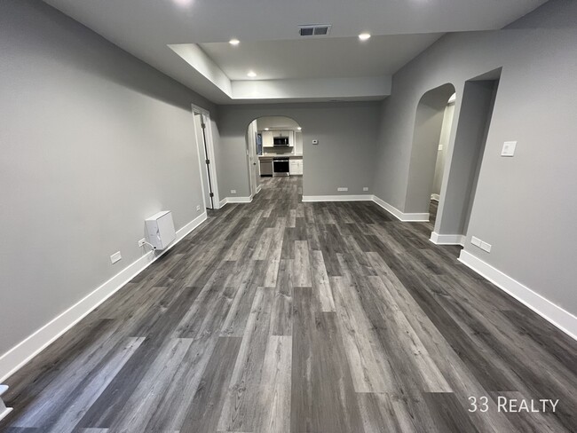 Building Photo - GROUND LEVEL 3 Bed 2.5 Bath / Oak Park / L...