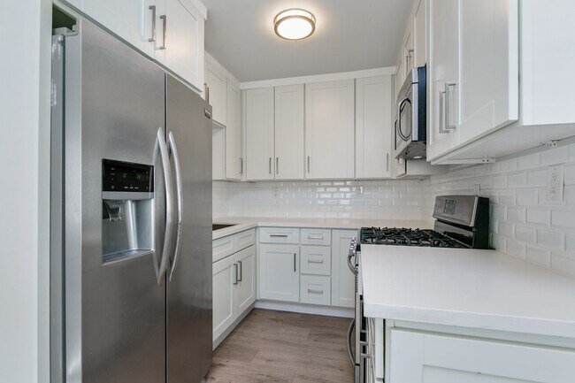 Building Photo - 2895 W 11th St