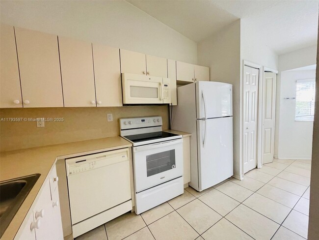 Building Photo - 940 NE 34th Ave