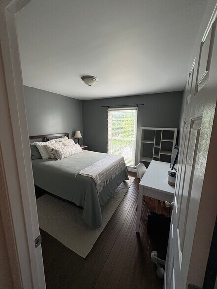 Building Photo - 5064 English Village Dr