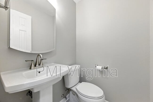 Building Photo - 6811 Dickens Ct E