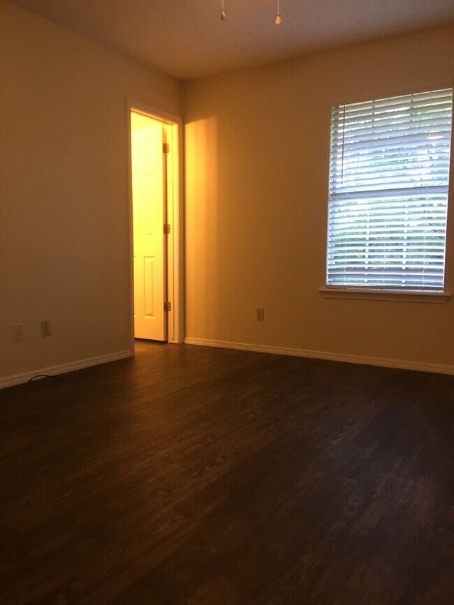 Building Photo - "Cozy 3-Bedroom Fayetteville Home with Mod...