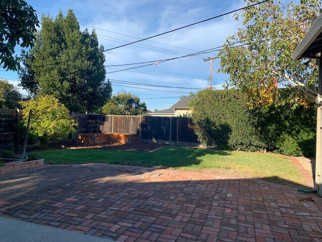 Building Photo - Single level 3 Bedroom Home on a Spacious Corner Lot!